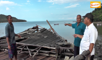 ลมหมุนพัดศาลาเทียบเรือแหล่งท่องเที่ยวชื่อดังของชุมพรพังราบ บ้านเรือนชาวบ้านหลังคาปลิวหลายหลัง 