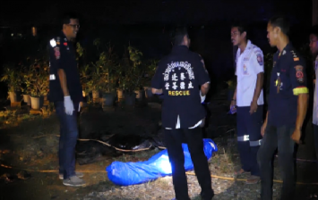   คนร้ายซ้อนท้ายซาเล้ง ใช้ปืนลูกซองกระหน่ำยิงชายวัย 33 ดับ ขณะขี่ จยย.มีเมียและลูกวัย 6 ขวบซ้อนท้าย