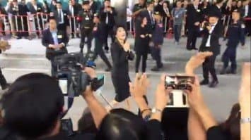 (คลิป) 'ยิ่งลักษณ์' เดินทางถึงศาลฎีกานักการเมืองแล้ว แถลงปิดคดีจำนำข้าววันนี้ มวลชนแห่ให้กำลังใจ