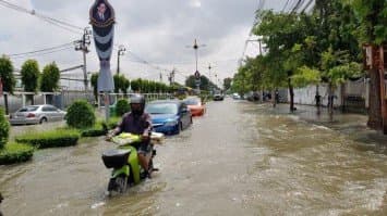 ริมน้ำเมืองนนท์โดนด้วย! "เรือนจำ-โรงพัก-สนง.ที่ดิน" น้ำเอ่อท่วม เร่งสูบน้ำริมท่าหอนาฬิกาลงเจ้าพระยา