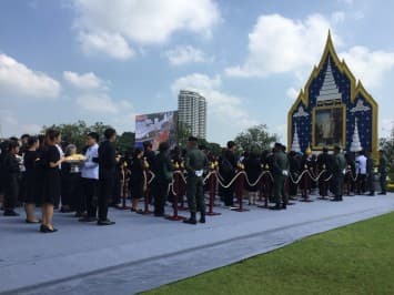 จุดถวายดอกไม้จันทน์ศิริราช คนคับคั่งถึงสะพานลอยหน้ารพ. ปชช.ระบุพระองค์จะอยู่ในใจนานเท่านาน