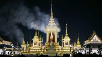 สนามหลวงเงียบสงัด...ควันสีขาวพวยพุ่งเหนือพระเมรุมาศ ส่งเสด็จสู่สวรรคาลัย 