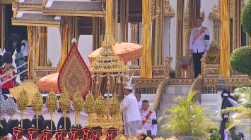 สมเด็จพระเจ้าอยู่หัวเสด็จฯไปในการอัญเชิญพระบรมอัฐิขึ้นประดิษฐาน ณ พระวิมาน พระที่นั่งจักรีมหาปราสาท