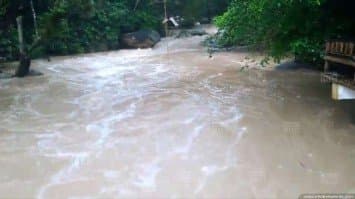 สั่งปิด 'น้ำตกหินลาด' หวั่นนักท่องเที่ยวได้รับอันตราย หลังฝนสะสมตั้งแต่คืนวานนี้ทะลุ 205 มม.แล้ว