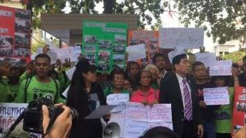 กลุ่มต้านโรงไฟฟ้าเทพา ปักหลักค้างคืนทำเนียบ 7 วัน จี้ยกร่าง กม. ใหม่