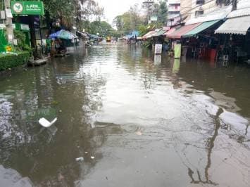 แฟลตคลองจั่นยังอ่วม! น้ำล้นตลิ่งเข้าท่วม ทหารรุดเข้าช่วยเหลือ ด้านเรือคลองแสนแสบวิ่งตามปกติแล้ว