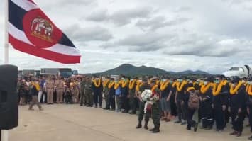 ‘หน่วยซีล’ ถึงสนามบินอู่ตะเภา ปชช.ส่งเสียง ฮูย่า! ต้อนรับกึกก้อง (คลิป)