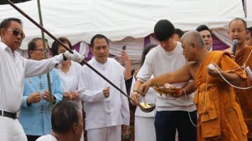 ‘ณเดชน์-ครอบครัว’ ร่วมเป็นเจ้าภาพหล่อพระพุทธรูปที่แม่ฮ่องสอน