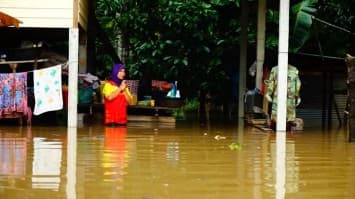 ฝนถล่มพัทลุงหนัก น้ำป่าหลากท่วมหลายหมู่บ้าน ปชช.ย้ายของขึ้นที่สูงไม่ทัน