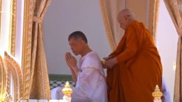 สมเด็จพระเจ้าอยู่หัว ทรงสรงพระมุรธาภิเษก สังฆราชถวายน้ำพระพุทธมนต์