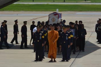 พระบาทสมเด็จพระเจ้าอยู่หัว ทรงรับศพครูการบิน L-39 ไว้ในพระบรมราชานุเคราะห์ พร้อมปูนบำเหน็จพิเศษ8 ขั้น-มอบเงินสงเคราะห์ 3.4 ล้านบาท