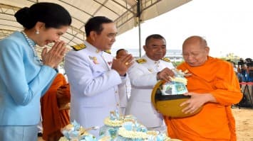 นายกฯ เป็นประธานในพิธีทำบุญตักบาตรถวายพระราชกุศล วันเฉลิมพระชนมพรรษา สมเด็จพระพันปีหลวง