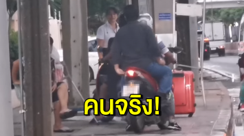 กฎต้องเป็นกฎ! ชาวเน็ตชื่นชม นศ.หญิงไล่ จยย. ขับขึ้นฟุตปาธ 