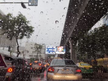 อุตุฯ ประกาศฉบับที่ 15 'อีสาน-กลาง-ตะวันออก' ฝนถล่มหนัก กทม. โดนด้วย ถึง 2 พ.ย.นี้