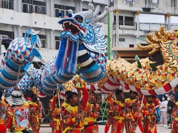 สุดคึกคัก!! เทศกาลถือศีลกินเจ แสงสีสุขใจ จ.กาญจนบุรี อาหารเจเพียบ จัดเต็มแสงสีเสียง