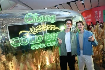 “ไบร์ท” และ “เฟย” พรีเซนเตอร์สุดคูลคนใหม่ ชวนเปิดโลกความชิลให้คูลกับแคมเปญล่าสุดของ Chang Cold Brew Cool Club ที่จะพาไปชิลกลางทุ่งมอลต์และบรรยากาศแคมป์ปิ้ง พร้อมร้องเพลง-ดีดกีตาร์เพิ่มบรรยากาศความชิล