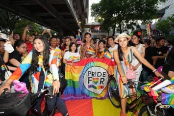 เซ็นทรัลเวิลด์ แลนด์มาร์กฟินาเล่สุดยิ่งใหญ่ ต้อนรับขบวน Bangkok Pride 2023  รวมเหล่า LGBTQIAN+ กว่า 25,000 ชีวิต โบกสะบัดธงสีรุ้งยาวที่สุดในไทย