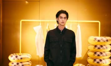 ไบร์ท วชิรวิชญ์ ชีวอารี ศิลปินหนุ่มสุดฮอต บินไปร่วมงานฉลองร้านใหม่ของ Burberry ที่ฮ่องกง