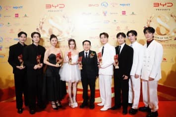 ยืนหนึ่งความปัง!! “GMMTV” คว้า 5 รางวัลใหญ่แห่งปี “พี่ถา สถาพร” นำทีมทัพนักแสดง “คริส-สิงโต-บุ๋น-เปรม-เฟิร์ส-ข้าวตัง-มิ้ลค์-เลิฟ” รับรางวัล จากเวที  “2024 Thailand Headlines Person of the Year Awards” ครั้งที่ 8