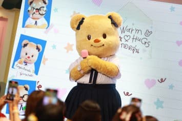 มัดรวมโมเม้นต์สุดคิ้วท์ เปิดตัวซิงเกิลใหม่ “น้องเนย”  ชวนมัมหมี พ่อหมี ชมมิวสิควิดีโอ “กอดอุ่น” พร้อมกันที่แรก !! ณ บ้านน้องเนย ชั้น 5 สยามพารากอน