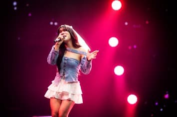  “โค้กซี่” อินจัด โชว์เพลง “Love wins all”  สะกดคนดู  เซอร์ไพรส์!! IU ตอบกลับ  คลิปพุ่งไวรัล 1 ล้านวิวในข้ามคืน