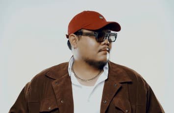 “fit aroon” ชวนสัมผัส “โลกเสมือน” เมื่อหัวใจยังไม่พร้อมจะบอกลา และความรักยังไม่เคยเลือนหาย