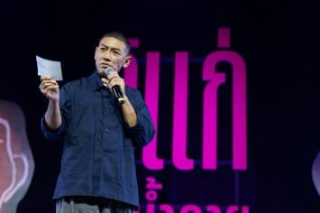 “ป๋อมแป๋ม” ท็อปฟอร์ม! จัดเต็มสแตนด์อัพคอมเมดี้ “อิแก่บ้าน้ำลาย อยู่ยั้งยืนยาย แบบ SHINE ชรา” สุข สนุก ฮากระจายน้ำตาเล็ด
