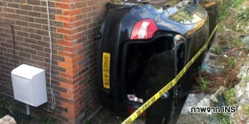 อุบัติเหตุสุดงุนงง นักซิ่งอังกฤษพลาดท่าจอดรถแนวตะแคงบนตัวบ้าน