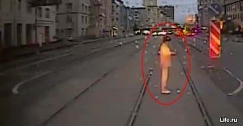 วงจรปิดจับภาพนาทีชีวิต รถรางพุ่งชนหญิงรัสเซียดับ หลังหยุดมองจอมือถือกลางราง