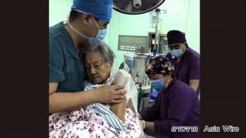 อบอุ่นหัวใจ! แพทย์จีนกอดปลอบโยนหญิงชรา คลายความกลัวก่อนเข้าผ่าตัด แทนการดมยาสลบ