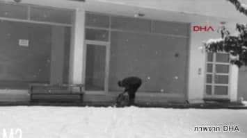 (คลิป) โลกออนไลน์ชื่นชม! ชายตุรกีสละแจ็คเก็ตตนเอง ถอดคลุมสุนัขจรจัดนอนหนาวสั่นท่ามกลางหิมะ