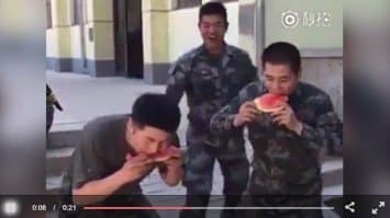 (คลิป) เร็วปานพายุ!! ทหารหนุ่มแข่งกินแตงโมเร็ว ใช้เวลาแค่ 2 วิ คู่แข่งได้แต่มองอึ้ง  