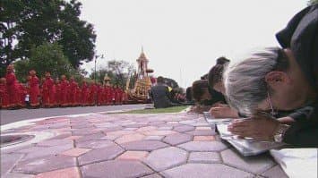 สื่อต่างชาติ รายงาน ปชช.ชาวไทยเรือนแสนร่วมพระราชพิธีถวายพระเพลิงพระบรมศพ 